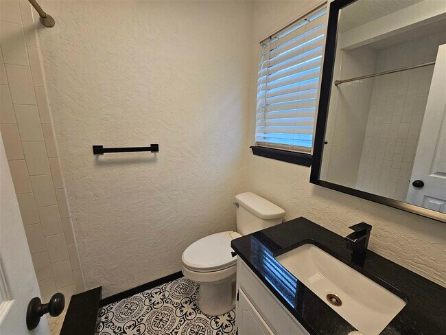 Building Photo - 5418 NW Cottonwood Dr