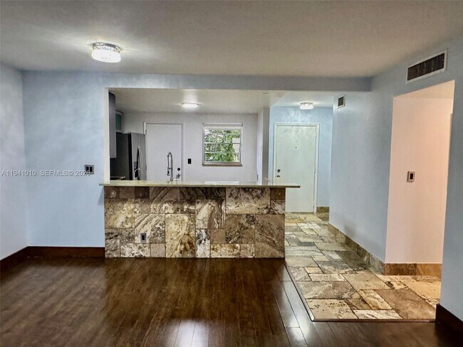 Building Photo - 900 NE 12th Ave