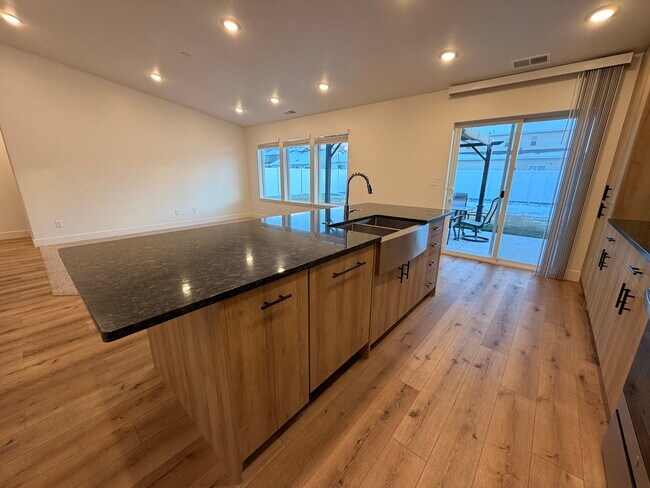 Building Photo - HC 528 C