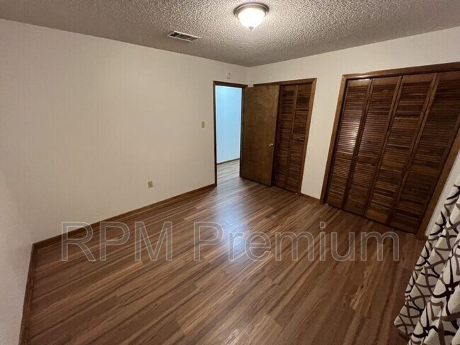 Building Photo - 13936 Cayuga Dr