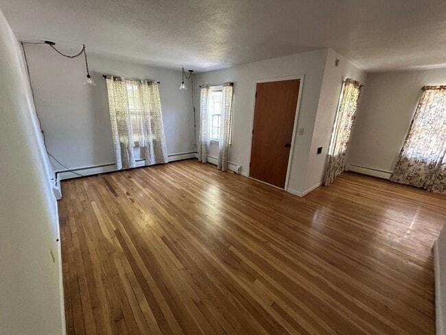 Building Photo - 4 Bedroom 1.5 Bath House with Washer and Dryer and Fenced Back Yard