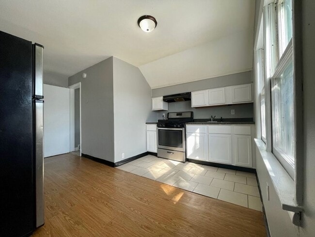 Building Photo - 98 Manitoba Ave W