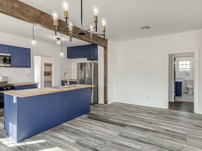 Building Photo - Beautifully Updated Bungalow!
