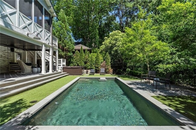 Building Photo - 663 Yorkshire Rd NE