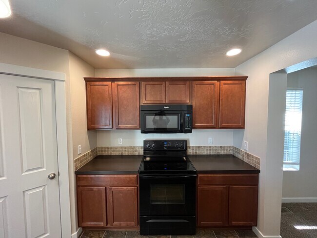 Building Photo - 589 W Ramsbrook St