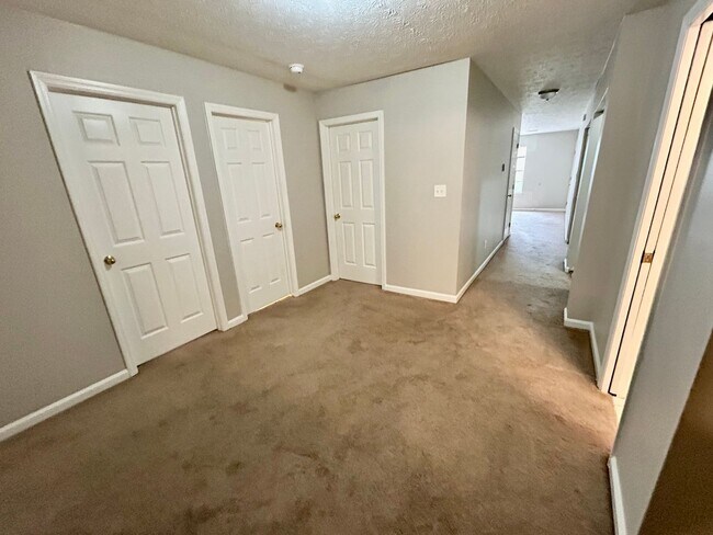 Building Photo - 2 Bed 1.5 Bath Pay ONLY Electric!