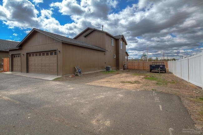 Building Photo - Move in ready home located on the SW side ...