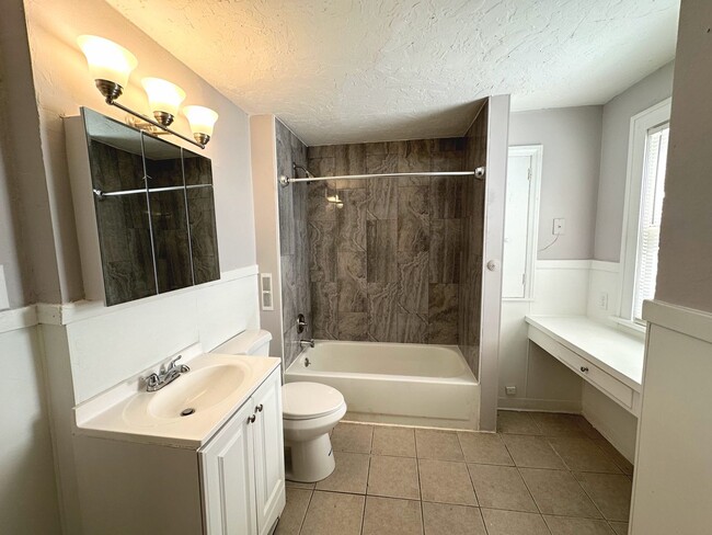 Building Photo - 3 Bed - 1 Full Bath Colonial available for...
