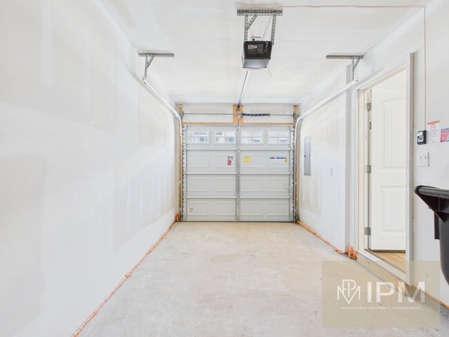 Building Photo - ½ OFF Your First Month’s Rent - Beautiful Townhome in Waynesboro!