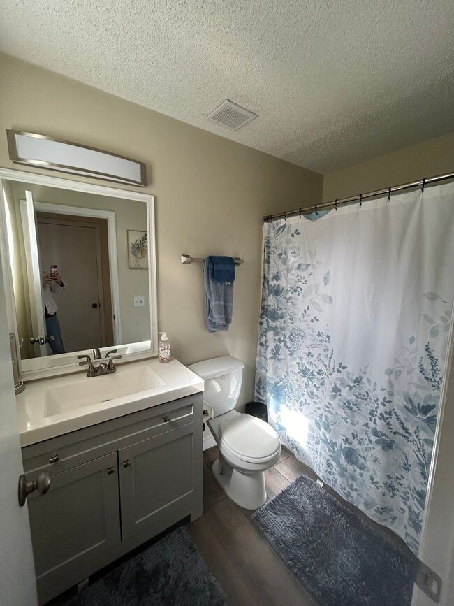 Building Photo - 4 bedroom 2 bathroom home in Hunters Chase...
