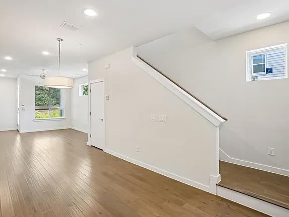 Building Photo - MOVE IN READY