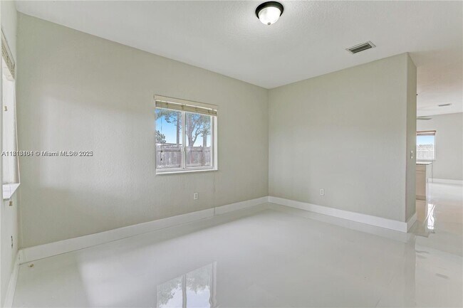 Building Photo - 709 SE 14th Pl