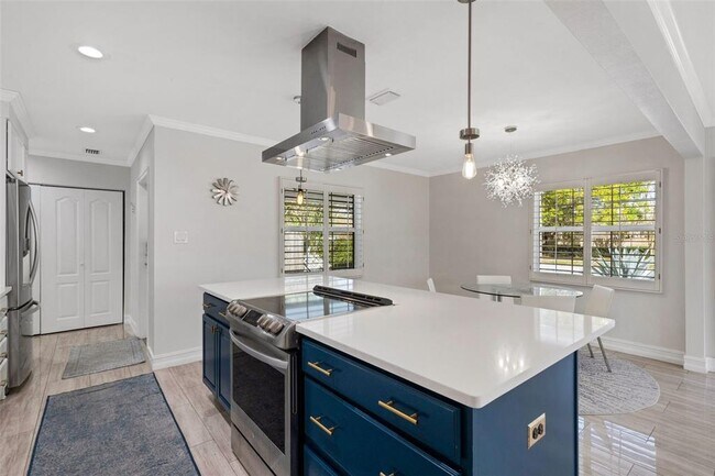 Building Photo - 2914 W Lake Ave