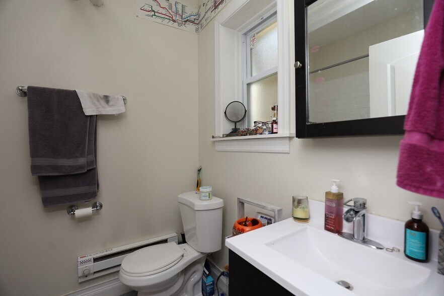 Building Photo - 2120 N Dayton St