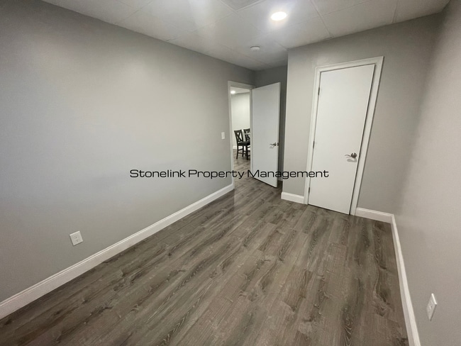 Building Photo - Fully Renovated Condo For Rent in Barrington!