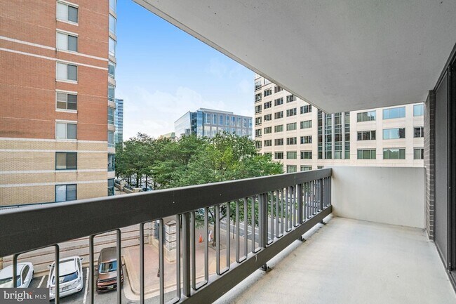 Building Photo - 3800 Fairfax Dr