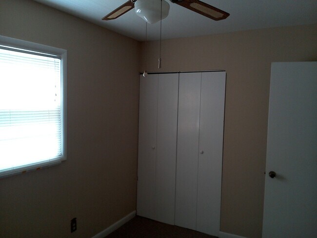 Building Photo - **UPCOMING**East Columbus 3 bedroom/1 bath...