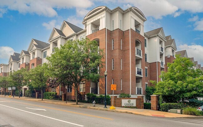 Building Photo - 300 W Elm St