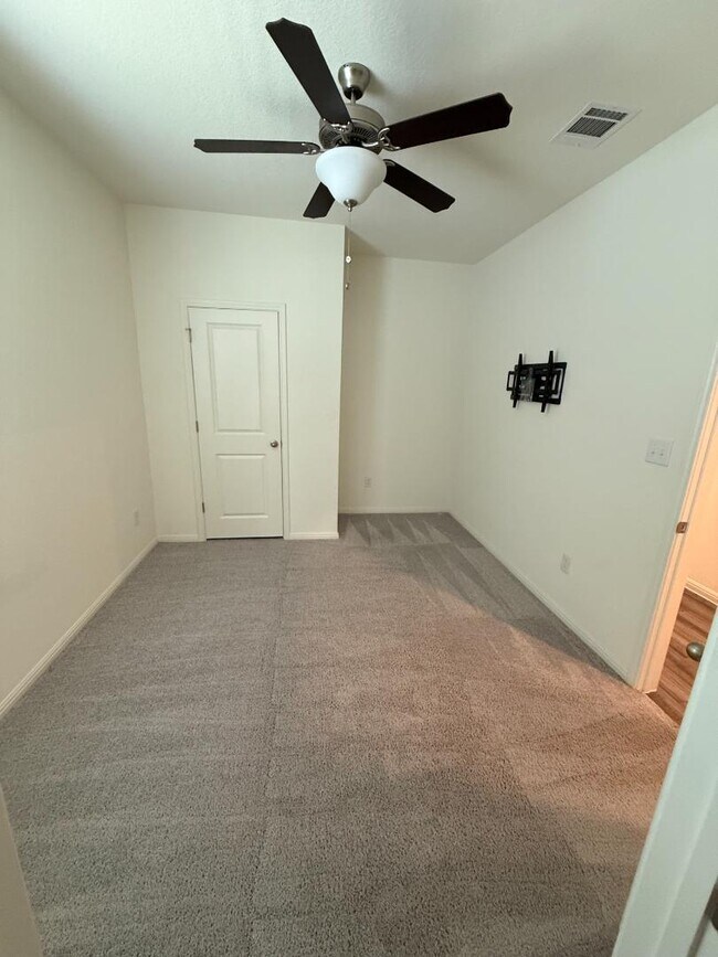 Building Photo - 401 Wren Ln