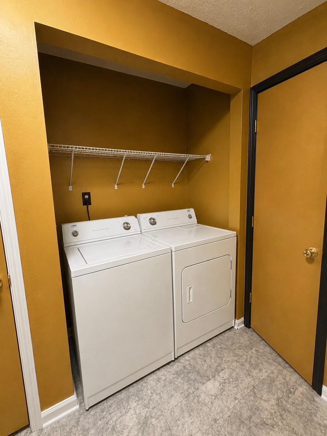 Bathroom w/washer dryer - 1006 Tuscaloosa St