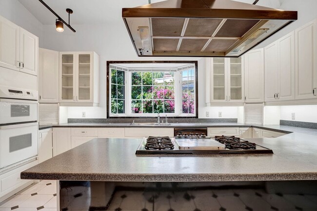 Building Photo - Spacious 4 bed, 2.5 Bath Home with Bonus Room and Pool in Palo Alto!