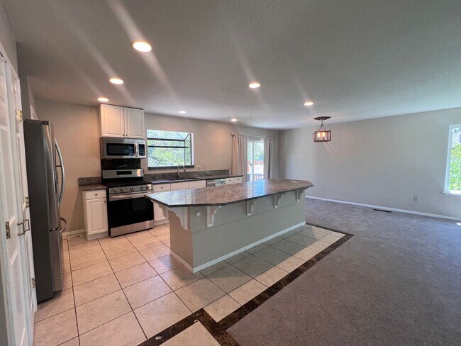 Building Photo - Spacious Split-Level! 4-Bedroom, 3.5-Bath ...