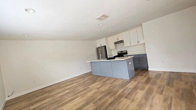 Building Photo - 326 E 73rd St