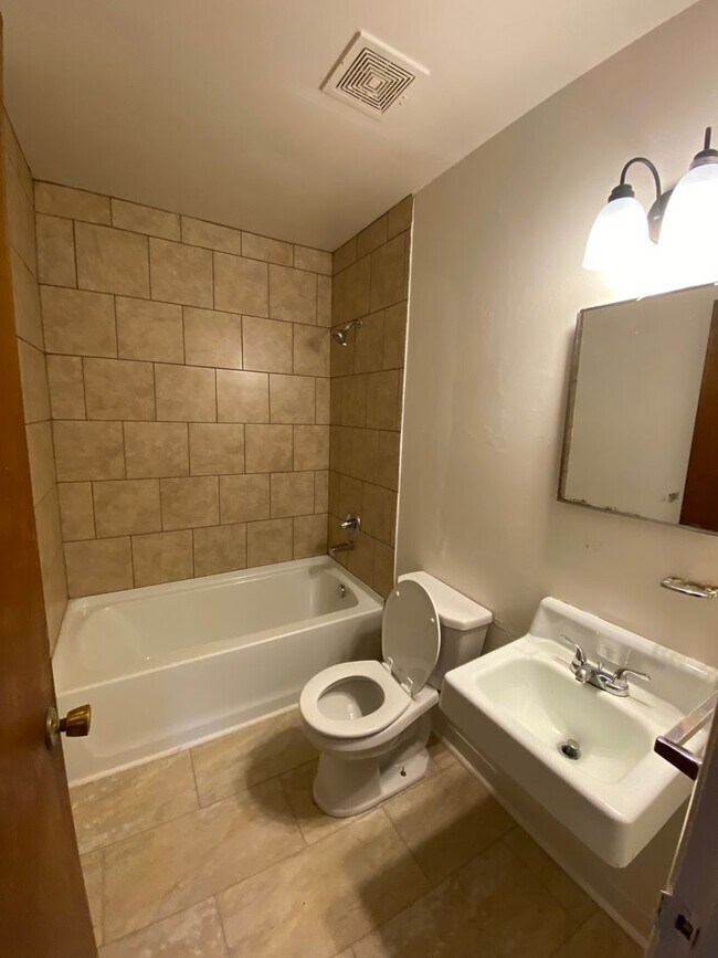 Building Photo - 3/1 in Shelby, NC close to Hwy 74 and uptown Shelby