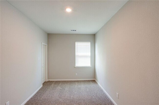 Building Photo - 520 Republic Dr