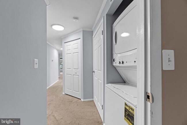 Building Photo - 1127 Lake Heron Dr