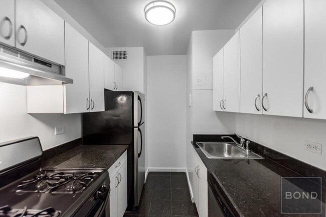 Building Photo - 401 E 88th St