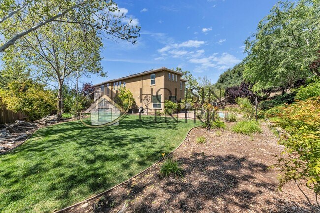 Building Photo - Beautiful Executive Home w/ Pool on 1/2 Ac...