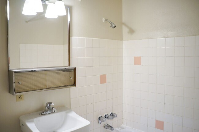 Building Photo - Close in NE-2 Bedroom, 1.5 Bath Ready Now!