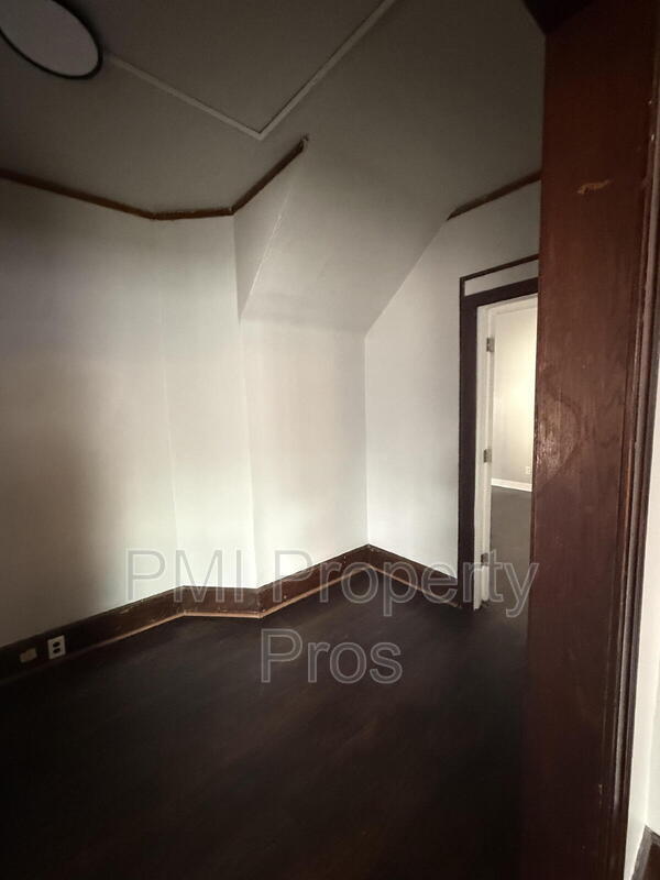 Building Photo - 2406 N 41st St