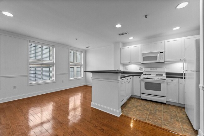 Building Photo - 812 Grand St