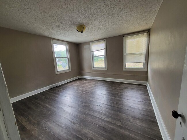Building Photo - 488 Red Lion Rd