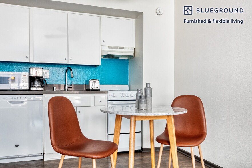 Building Photo - 10987 Bluffside Dr