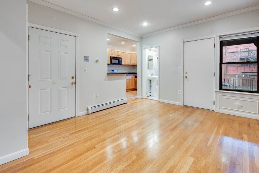 Primary Photo - 12 Pompeii St
