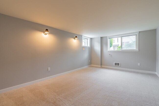 Building Photo - Charming Ballard  Daylight One Bedroom Plu...