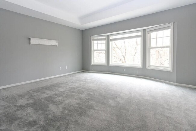 Building Photo - Rare 4 bed singe family super nice luxurio...