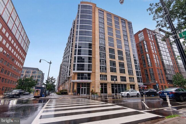 Building Photo - 1025 1st St SE
