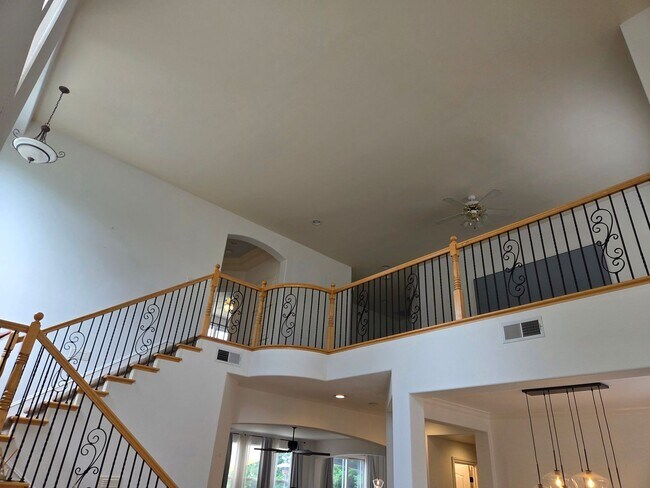 Building Photo - 5 Bdrm, 4 bath home located in Highland View Community off Silva Valley