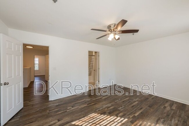 Building Photo - 215 Morris Ln