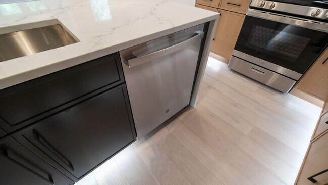 Building Photo - Newly Rehabbed 3-bedroom, 2-bath Gem with In-Unit Washer/Dryer! Discover Uptown Living.