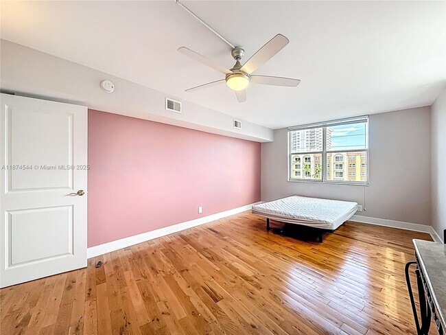 Building Photo - 401 N Riverside Dr