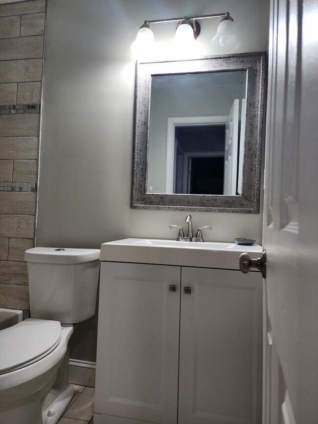 Upstairs hall bathroom - 3218 Dunnbury Ct