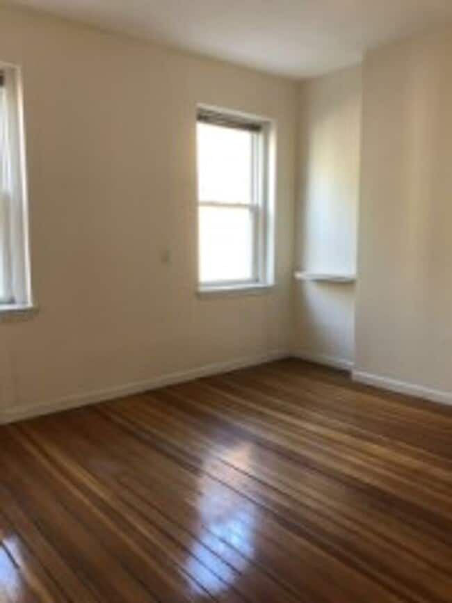 Building Photo - KENMORE (BU/NEU) 3 bed 1.5 bath - 9/1 - NO FEE