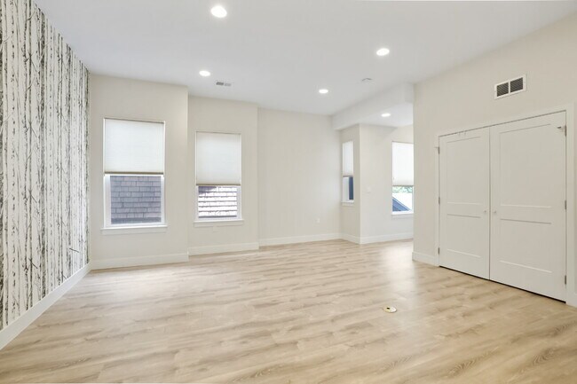 Building Photo - 1 Month Free - 2 Bed Room / 2.5 Bath - Roo...