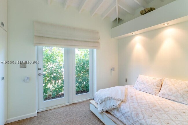 Building Photo - 1123 Bay Dr