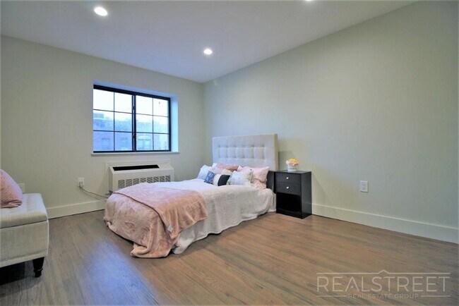 Building Photo - Stunning NEW 1 BED in PLG!